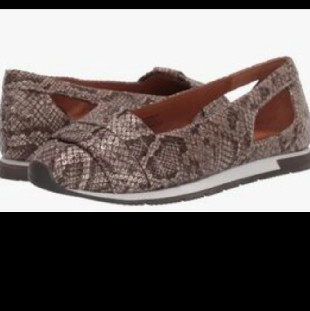 Gentle Souls by Kenneth Cole Women's Shoes Reptile Flats Leather Luca Straps 11M